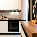 Soni Exclusive 749 Plaza With Free Private Parking & Self Check-in Apartman
