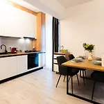 Soni Exclusive 749 Plaza With Free Private Parking & Self Check-in * Bukarest