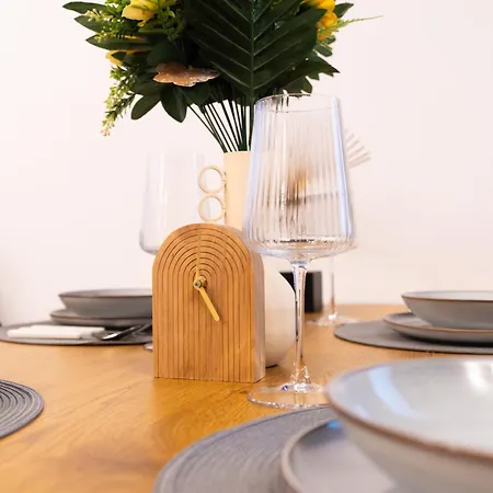 Soni Exclusive 749 Plaza With Free Private Parking & Self Check-in *