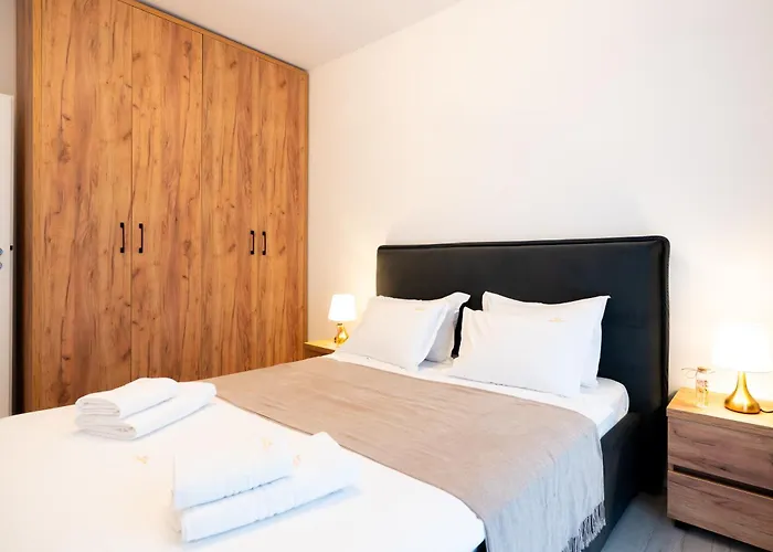 Soni Exclusive 749 Plaza With Free Private Parking & Self Check-in *