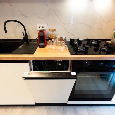 Soni Exclusive 749 Plaza With Free Private Parking & Self Check-in Apartment