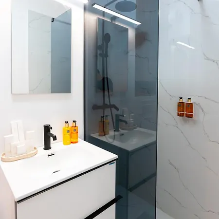 Daire Soni Exclusive 749 Plaza With Free Private Parking & Self Check-in Bükreş