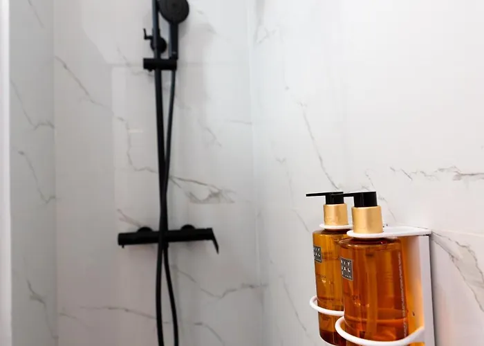 Soni Exclusive 749 Plaza With Free Private Parking & Self Check-in