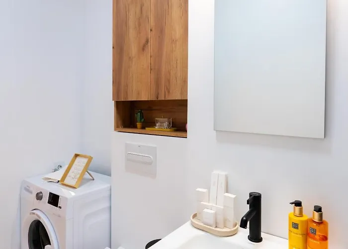 Soni Exclusive 749 Plaza With Free Private Parking & Self Check-in * Bucureşti